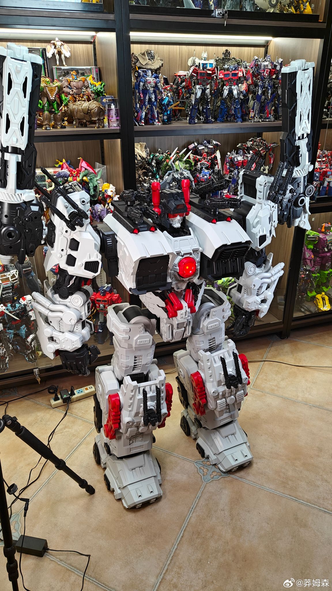 W-Resources M-01 Iron Fortress (Oversized FOC Metroplex) In